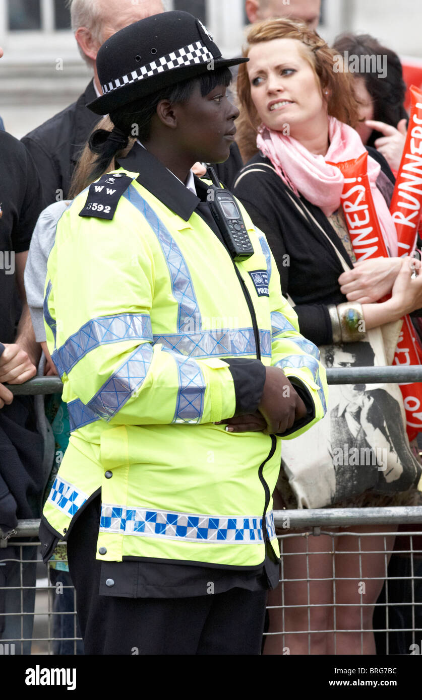 Schwarze britische Polizistin London Marathon London UK Europe Stockfoto