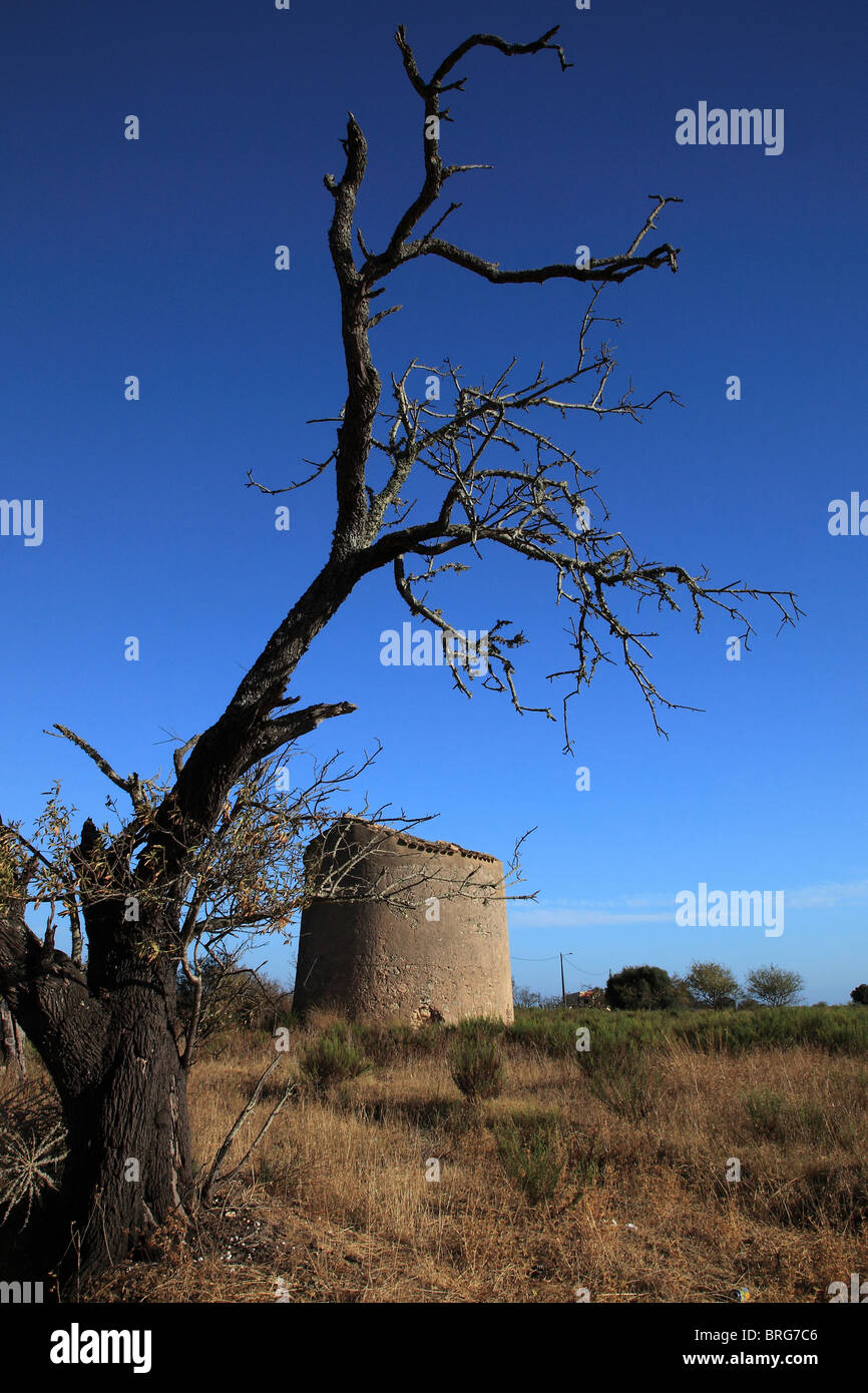 Zerstörte alte Windmühle von Praia Grande Algarve Portugal Stockfoto