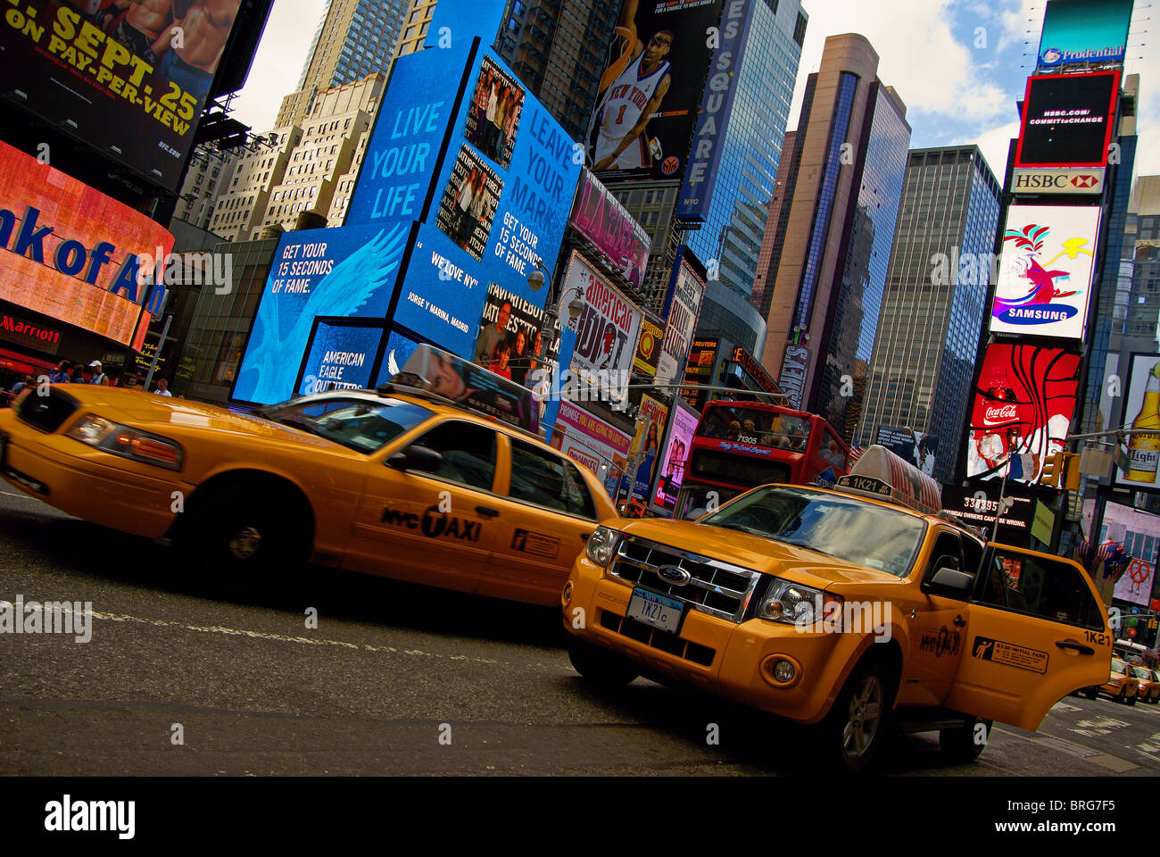 Gelbes Taxi am Times Square in New York City Stockfoto