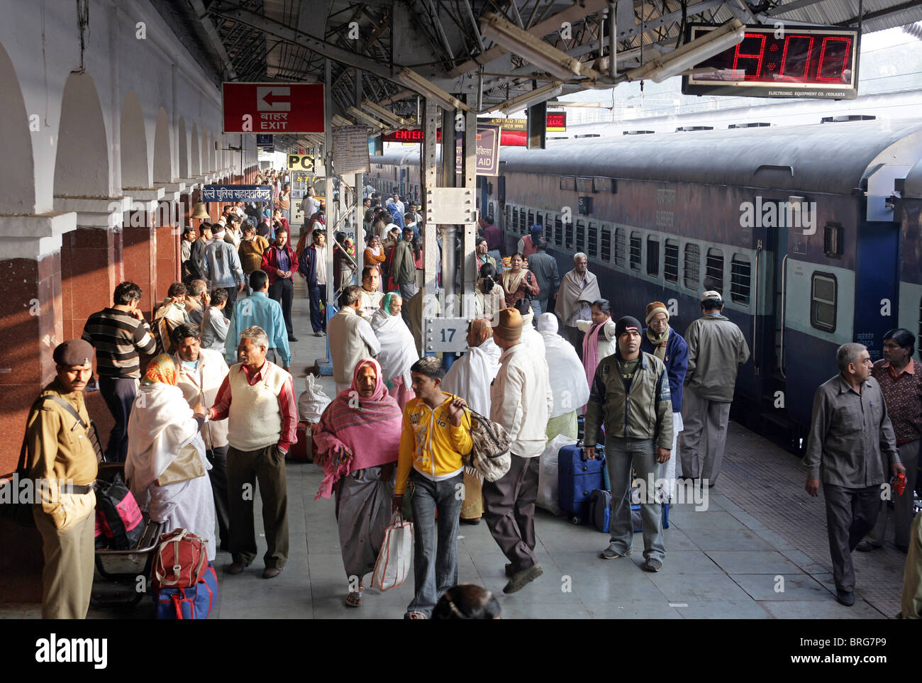 Poeple am Bahnhof von Katni, Madhya Pradesh, Indien Stockfoto