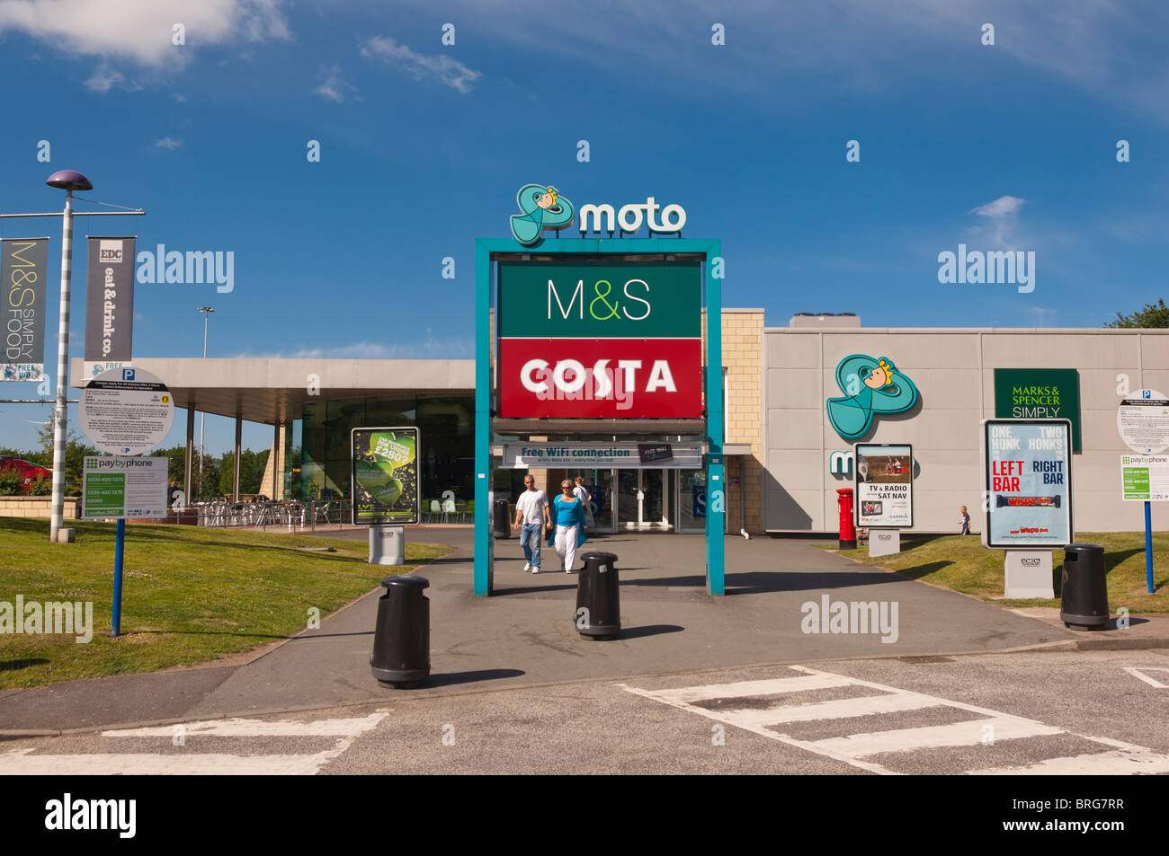 Ein Moto Dienste stoppen mit M & S und Costa Kaffee auf einer Autobahn in England, Großbritannien, Vereinigtes Königreich Stockfoto