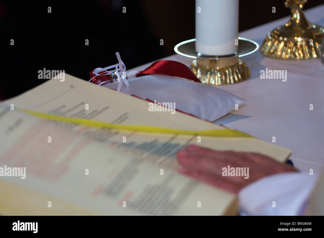 Detail des Altars in der Kirche mit Trauringe im Fokus. Stockfoto Detail des Altars in der Kirche mit Trauringe im Fokus. Stockfoto