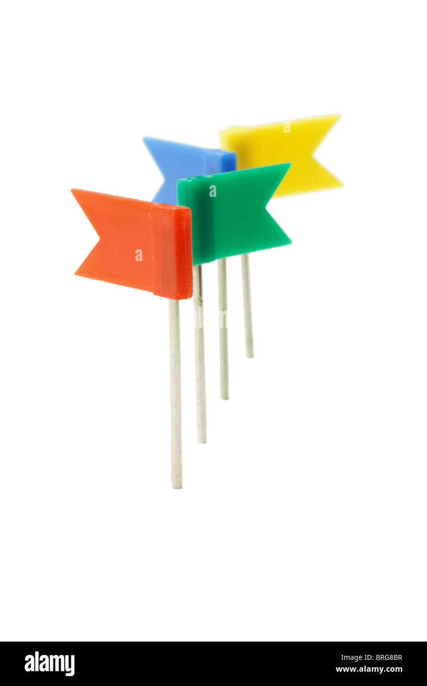 Multicolor Kunststoff Flagge Pins in einer Reihe auf weißem Hintergrund Stockfoto