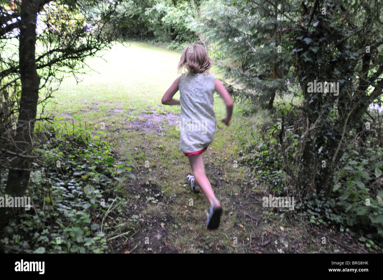Mädchen rennt weg Fotos und Bildmaterial in hoher Auflösung Alamy