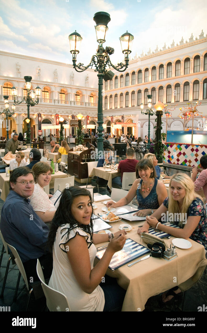 Eine Familie Abendessen in einem Restaurant genießen, markiert SA Square  Venetian Hotel, Strip, Las Vegas USA Stockfotografie - Alamy