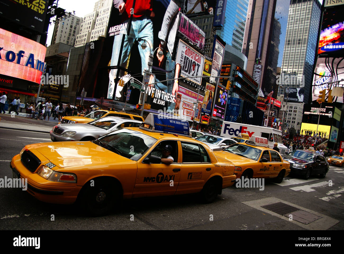 Gelbes Taxi am Times Square in New York City Stockfoto