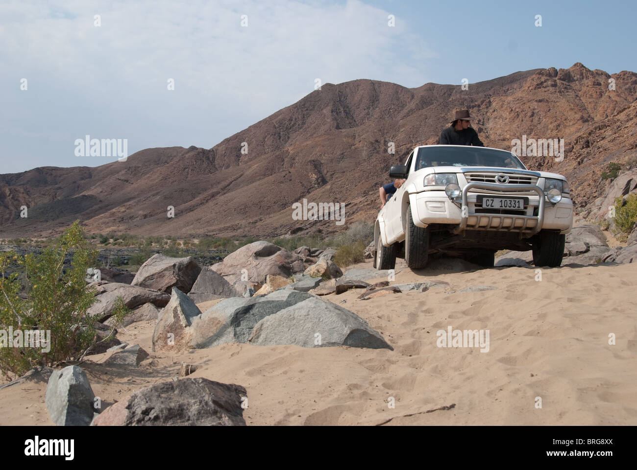 4WD Truck auf Sandweg in der namibischen Wüste Stockfoto