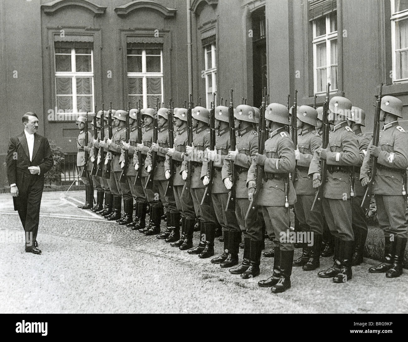 ADOLF HITLER Inspektion eine Ehrenwache 1935 Stockfoto