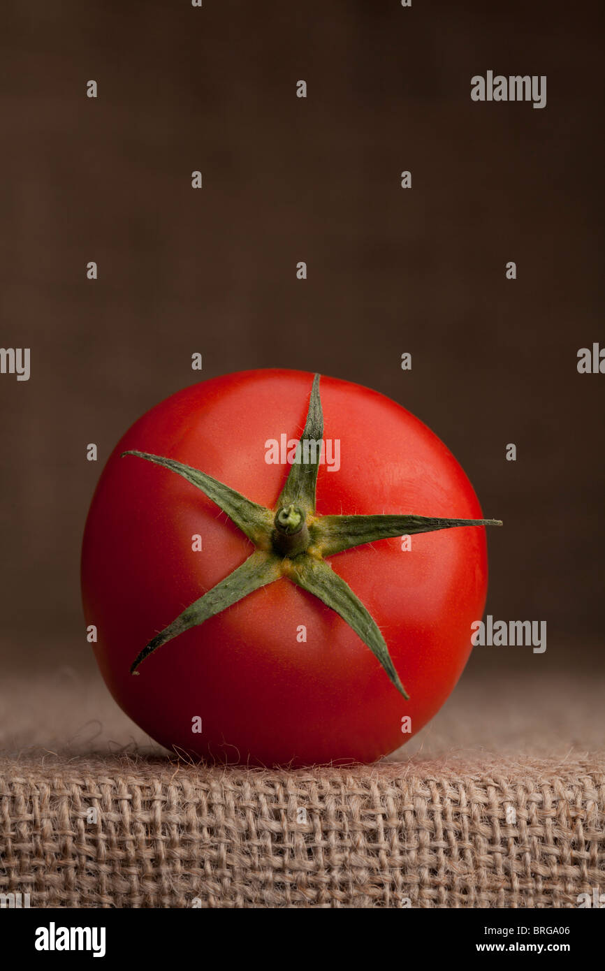 Tomaten auf Bauernmarkt hessische (Sackleinen) Tuch ruhen Stockfoto