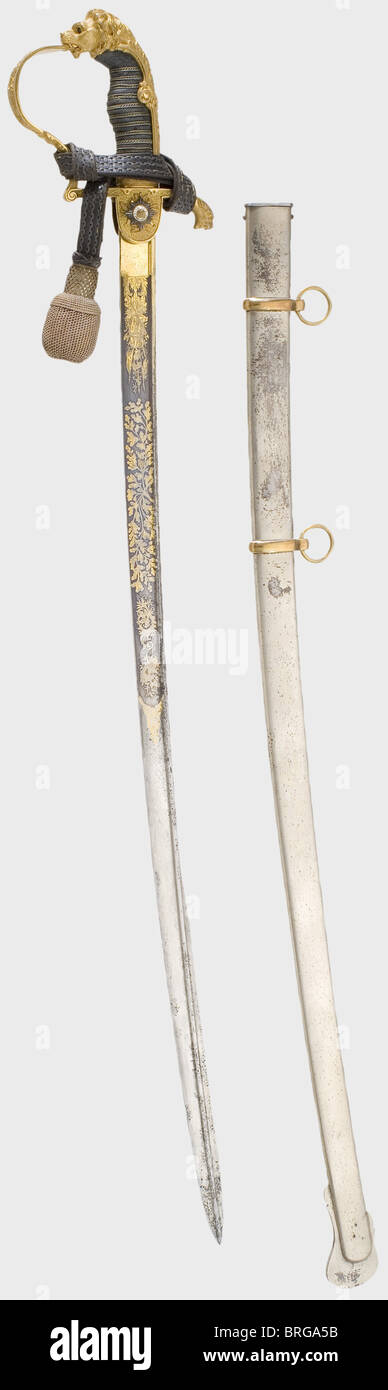 Ein schwerer Löwenkopfsäbel für Offiziere, der preußischen Garde Artillerie in Deluxe-Version massive pipe-backed Damaskus Klinge (kleine Rostgruben) mit Yelmen, die obere Hälfte mit geätzten und vergoldeten Blumen- und Trophäenschmuck auf einem ursprünglich gebläuten Hintergrund, gekennzeichnet mit Ritter und König Köpfe.fein gejagt und Feuer vergoldeten Griff und ein Löwenkopf Knauf Mit eingesetzten roten Glasaugen.die Vorderseite mit gekreuzten Kanonenfässer und einem überlagerten, emaillierten Guard Star.Sharkskin Griff Abdeckung mit Draht Wicklung, Offizier Schwert Knoten.Nickel-plattierte Eisen Scheide(n, zusätzliche-Rechte-Clearences-nicht verfügbar Stockfoto