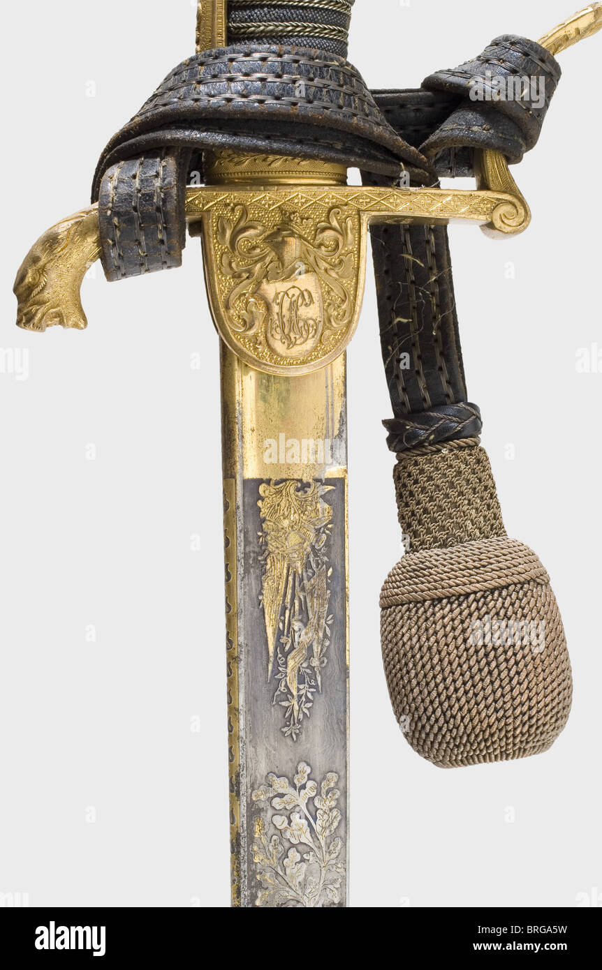 Ein schwerer Löwenkopfsäbel für Offiziere, der preußischen Garde Artillerie in Deluxe-Version massive pipe-backed Damaskus Klinge (kleine Rostgruben) mit Yelmen, die obere Hälfte mit geätzten und vergoldeten Blumen- und Trophäenschmuck auf einem ursprünglich gebläuten Hintergrund, gekennzeichnet mit Ritter und König Köpfe.fein gejagt und Feuer vergoldeten Griff und ein Löwenkopf Knauf Mit eingesetzten roten Glasaugen.die Vorderseite mit gekreuzten Kanonenfässer und einem überlagerten, emaillierten Guard Star.Sharkskin Griff Abdeckung mit Draht Wicklung, Offizier Schwert Knoten.Nickel-plattierte Eisen Scheide(n, zusätzliche-Rechte-Clearences-nicht verfügbar Stockfoto