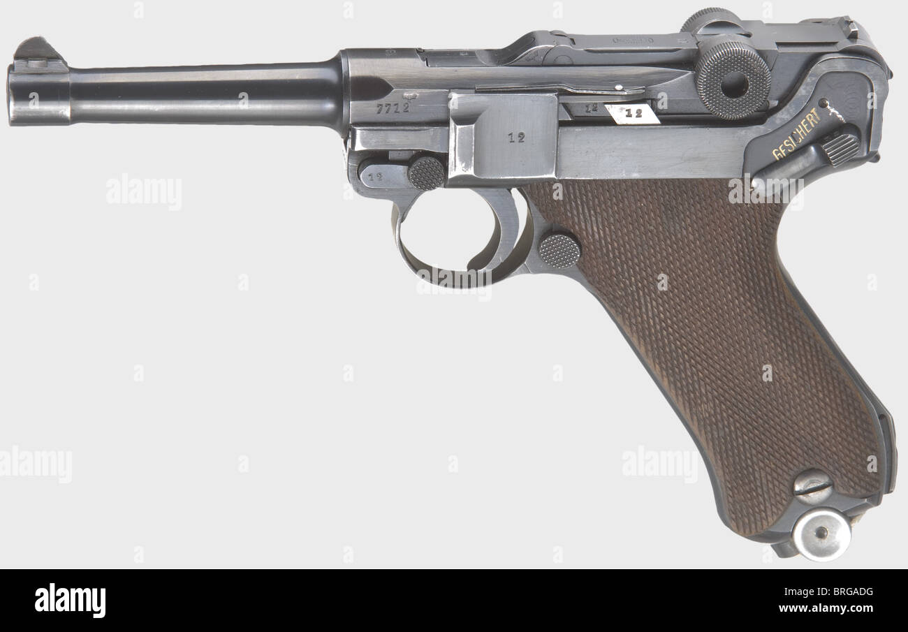 Eine Pistole 08 Mauser 1941, Polizei, Kaliber 9 mm Parabellum, Nr. 7712x. Passende Nummern einschließlich Zündstift. Helle Bohrung. Auf der Kammer mit der Markierung '1941' und Mauser-Banner auf dem vorderen Kipplink. Nachweis: eagle/ 'N'. Rechts auf der Gabelung Polizei Akzeptanz Adler/'HK/L'. Sicherheit bei Schiwy. Komplette Original Bluing mit minimalen Abnutzungserscheinungen. Griffplatten aus dunkelbraunem Nussbaum. Nummerloses fxo-Magazin mit Aluminiumsockel. Als neue Bedingung. Erwerbsscheinpflichtig. Historisch,historisch,1930er,20th century,Waffe,Dienstwaffe,Waffen,Waffen,Waffen,Arm,Militaria,Deutsch,Ge,Additional-Rights-Clearences-nicht verfügbar Stockfoto