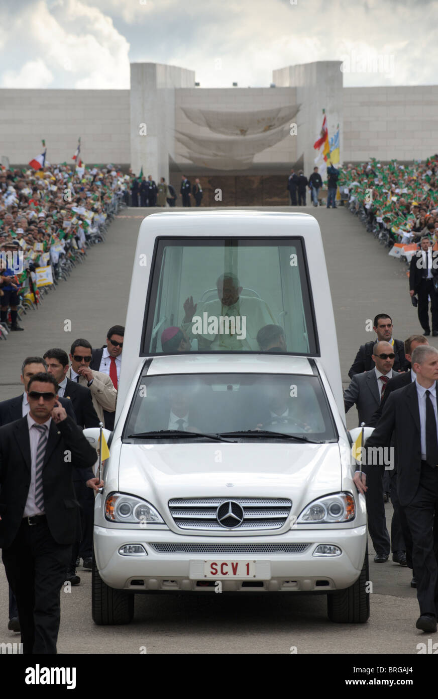 Papst Benedict XVI winkt Pilger aus seinem gepanzerten Fahrzeug am Schrein unserer lieben Frau von Fatima bei seinem Besuch in Portugal Stockfoto