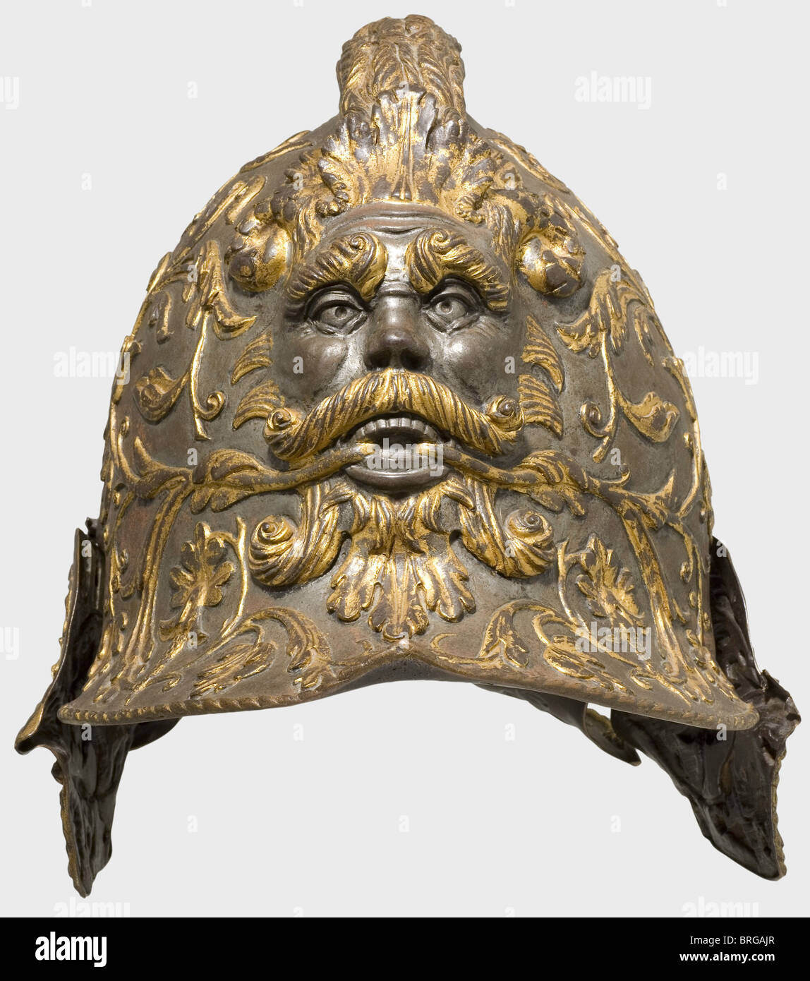 Ein Burgonet von Heinrich II. Von Frankreich(1519 - 1559), Ende des 19. Jahrhunderts Kupfergalvanisierung mit fein gearbeiteter Oberfläche und Feuervergoldung. Groteske Maske auf der Vorderseite in Form eines gehörnten Mannes Kopf, mit Akanthus Reben und Blumen aus seinem Mund wachsen, elegant durch den dunklen Hintergrund betont. Der Kamm hat die Form eines Haarflechtes. Höhe 26.5 cm. Das Original befindet sich im Musée du Louvre, Paris (MR. R.3) und wurde von Giovan Paolo Megroli in Mailand, um 1545, angefertigt. Die passende Rüstung ist in Privathand (Hever Castle Auction, London, 5. Mai, Additional-Rights-Clearences-not available Stockfoto