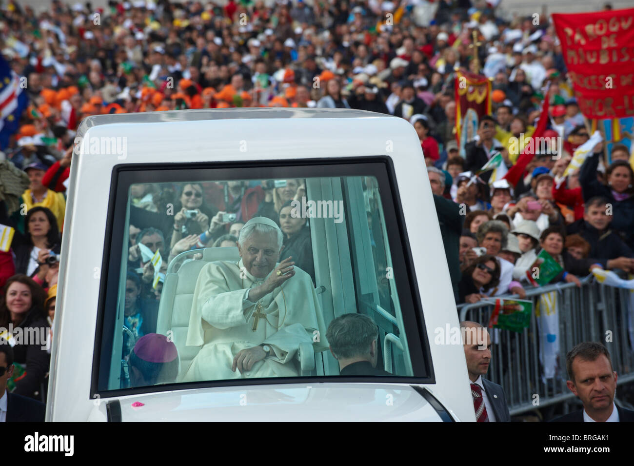 Papst Benedict XVI winkt Pilger aus seinem gepanzerten Fahrzeug am Schrein unserer lieben Frau von Fatima bei seinem Besuch in Portugal Stockfoto