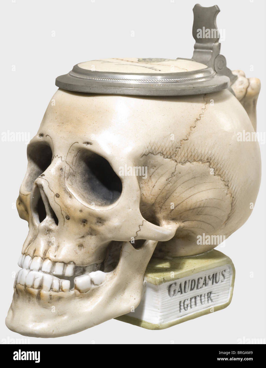 Heinrich Himmler, sein persönliches Bier stein der Apollo-Bruderschaft Porzellan stein in Form eines Schädels auf einem Studenten "zeremonielle Trinkstunde Songbook platziert, Zinn Rand Deckel mit Namen "Heinrich Himmler" in alten deutschen Typ unter Emblem der Apollo-Bruderschaft.Umgehendes Student Mottos.sehr feines Design und Handbemalung.Höhe 15 cm.nach einem kurzen landwirtschaftlichen Praktikum Himmler studiert Landwirtschaft an der Technischen Universität München und tritt der Duelliervereinigung Apollo bei, deren Mitglieder sich regelmäßig in der Augustiner Taverne in Neuhause treffen Stockfoto