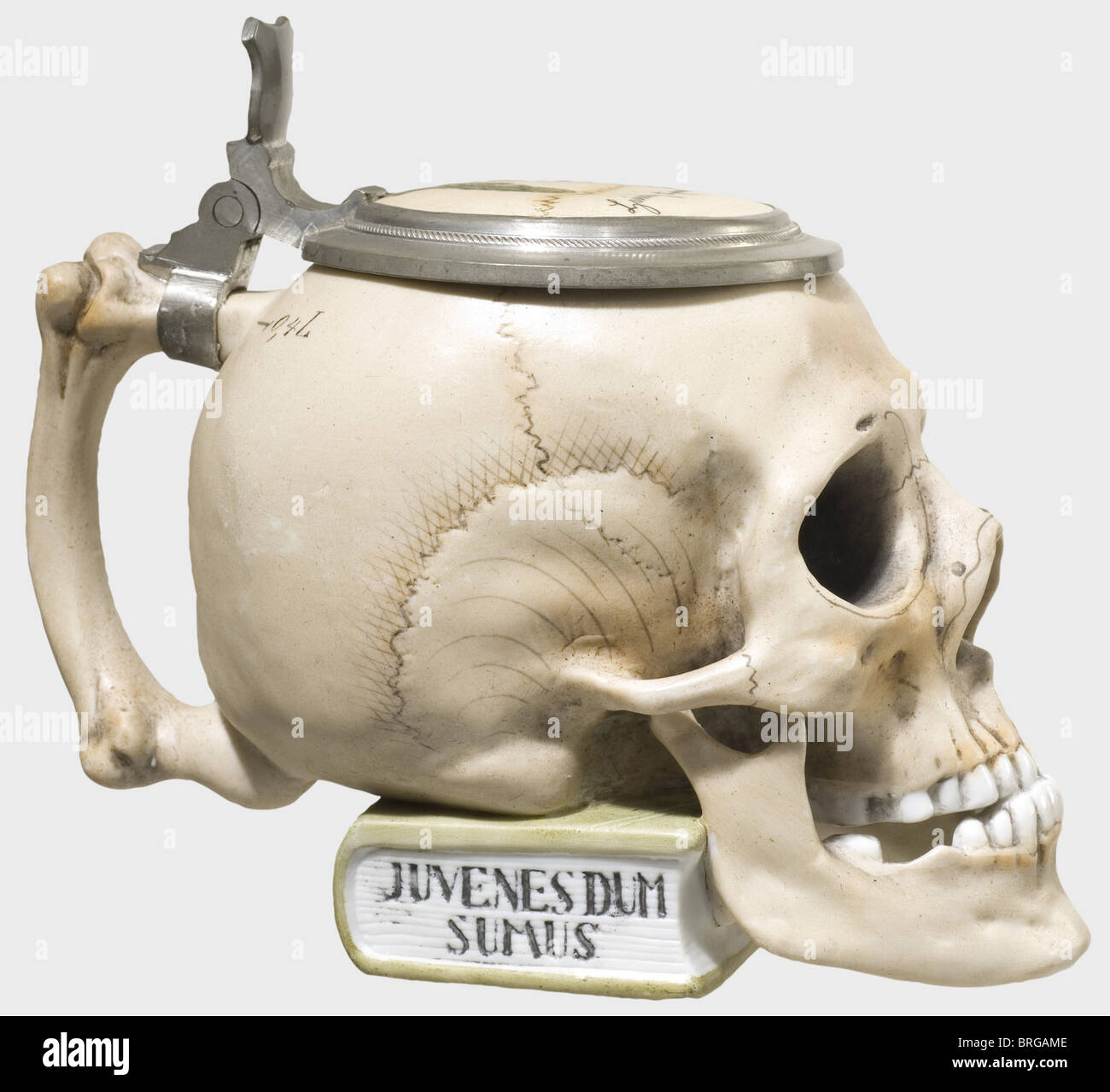 Heinrich Himmler, sein persönliches Bier stein der Apollo-Bruderschaft Porzellan stein in Form eines Schädels auf einem Studenten "zeremonielle Trinkstunde Songbook platziert, Zinn Rand Deckel mit Namen "Heinrich Himmler" in alten deutschen Typ unter Emblem der Apollo-Bruderschaft.Umgehendes Student Mottos.sehr feines Design und Handbemalung.Höhe 15 cm.nach einem kurzen landwirtschaftlichen Praktikum Himmler studiert Landwirtschaft an der Technischen Universität München und tritt der Duelliervereinigung Apollo bei, deren Mitglieder sich regelmäßig in der Augustiner Taverne in Neuhause treffen Stockfoto