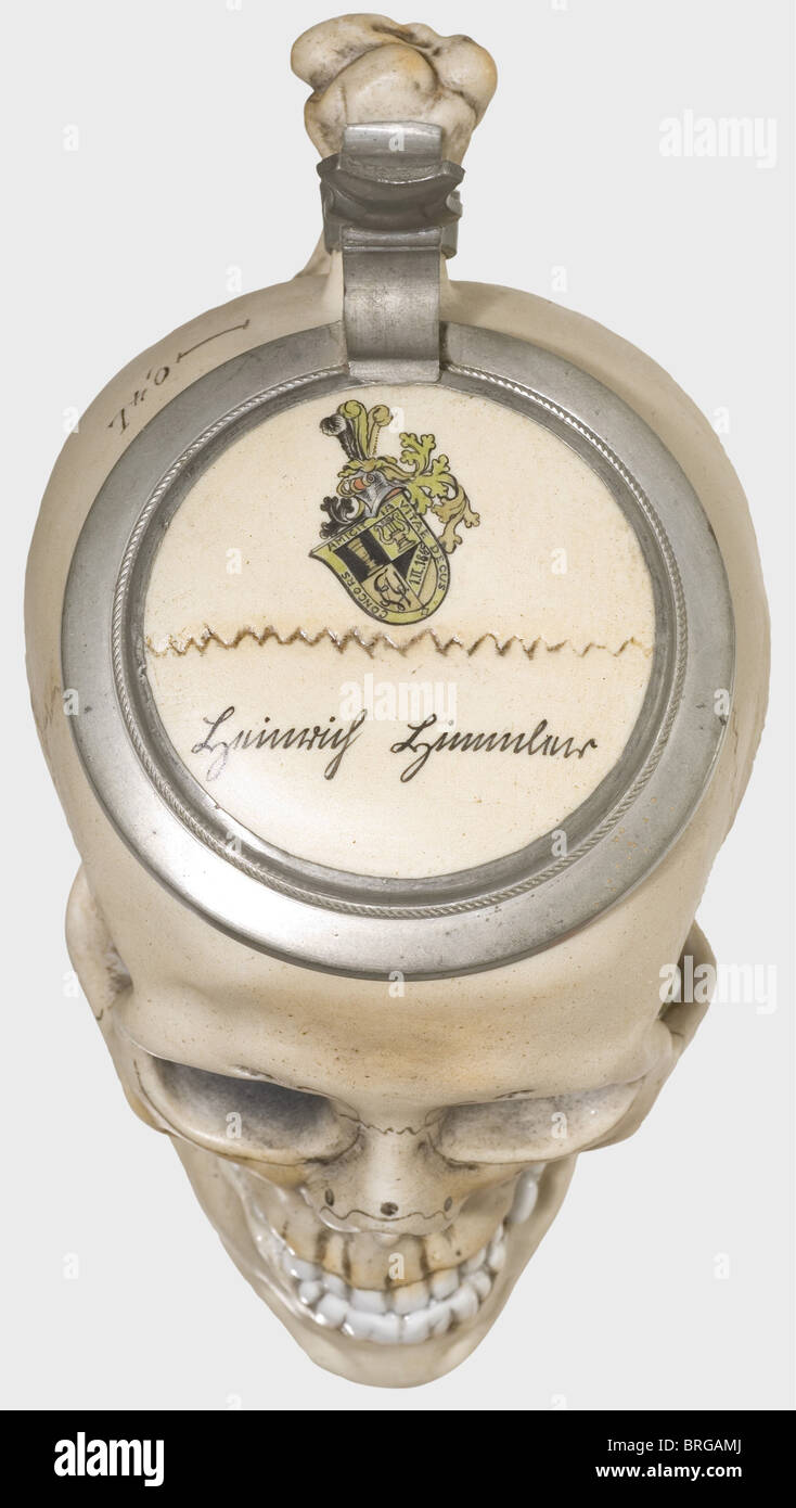 Heinrich Himmler, sein persönliches Bier stein der Apollo-Bruderschaft Porzellan stein in Form eines Schädels auf einem Studenten "zeremonielle Trinkstunde Songbook platziert, Zinn Rand Deckel mit Namen "Heinrich Himmler" in alten deutschen Typ unter Emblem der Apollo-Bruderschaft.Umgehendes Student Mottos.sehr feines Design und Handbemalung.Höhe 15 cm.nach einem kurzen landwirtschaftlichen Praktikum Himmler studiert Landwirtschaft an der Technischen Universität München und tritt der Duelliervereinigung Apollo bei, deren Mitglieder sich regelmäßig in der Augustiner Taverne in Neuhause treffen Stockfoto