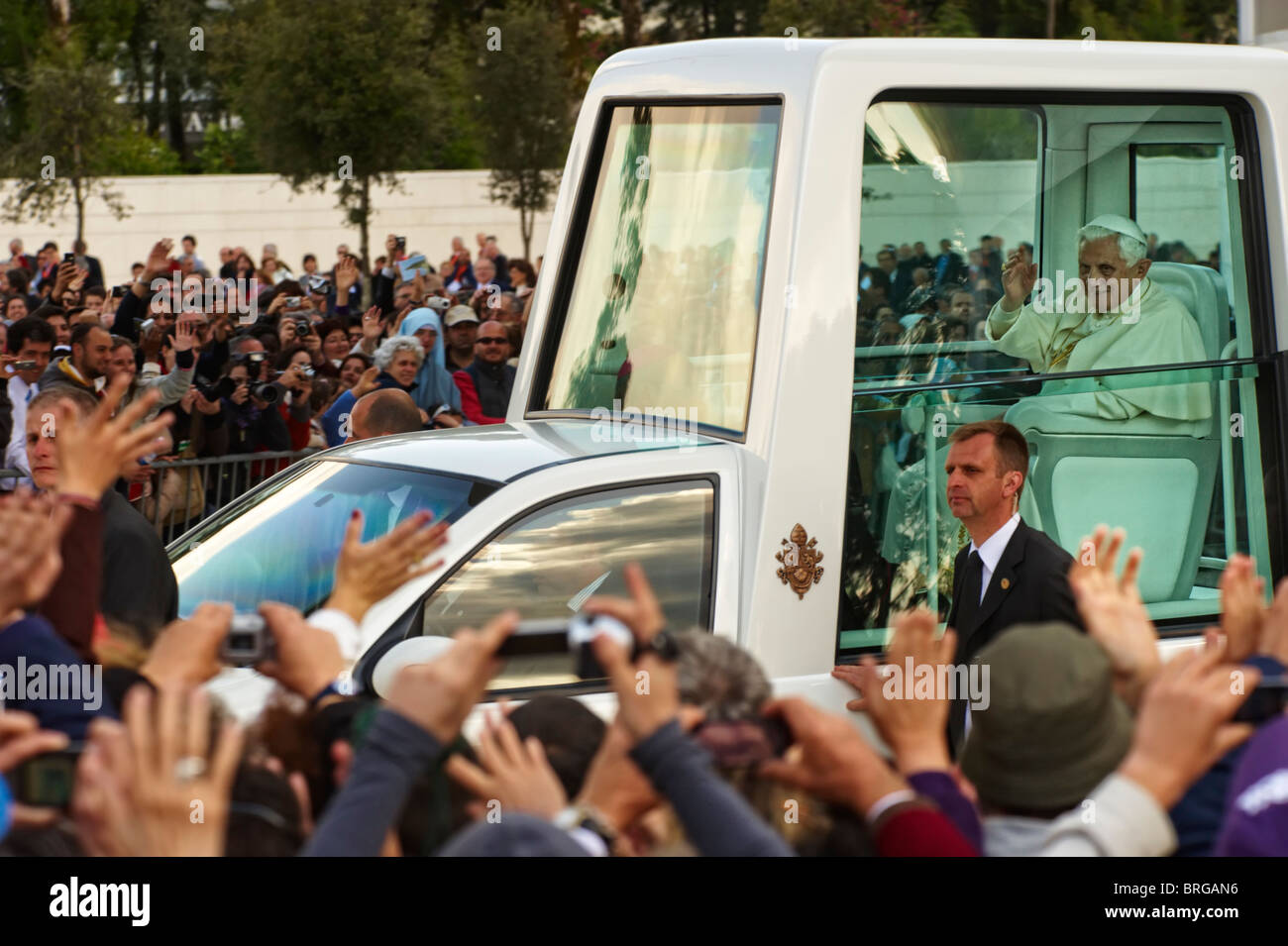 Papst Benedict XVI winkt Pilger aus seinem gepanzerten Fahrzeug am Schrein unserer lieben Frau von Fatima bei seinem Besuch in Portugal Stockfoto