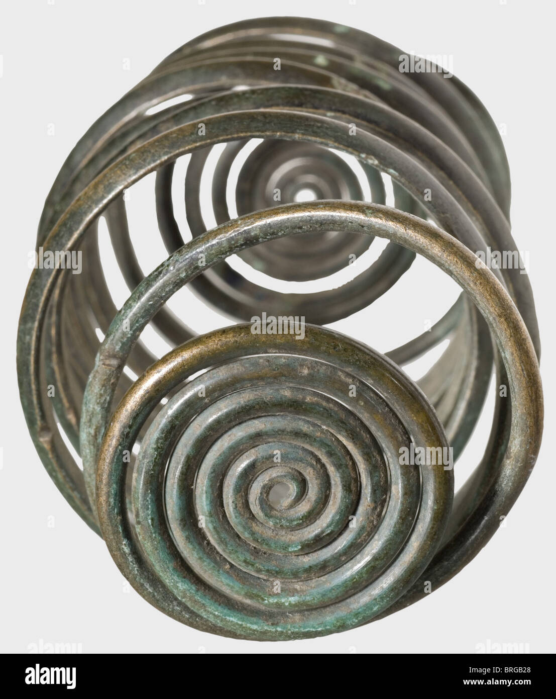 Ein Paar Mitteleuropäische Spiralarmeln, Bronzezeit, ca. 1200 - 1000 v. Chr. Bronze mit grünlicher Patina. Armbinde mit neun Wicklungen. Die Stäbe sind außen geriffelt und enden in Spiralen, die nach innen nach dem Ritual gebogen sind. Saubere Ausgrabungsentdeckung. Durchmesser ca. 6 cm. Länge 13.5 und 14 cm. Schöne komplett intakte Paar., historisch, historisch, alte Welt, alte Welt, alte Zeiten, Objekt, Objekte, Stills, Schneiden, Ausschneiden, Ausschneiden, Ausschnitte, Schmuck, Schmuck, zusätzliche-Rechte-Clearences-nicht verfügbar Stockfoto