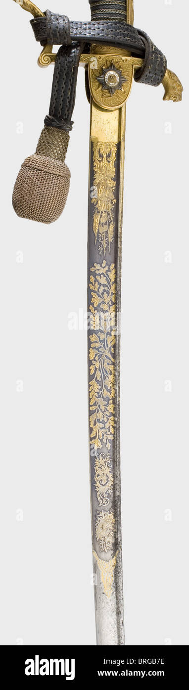 Ein schwerer Löwenkopfsäbel für Offiziere, der preußischen Garde Artillerie in Deluxe-Version massive pipe-backed Damaskus Klinge (kleine Rostgruben) mit Yelmen, die obere Hälfte mit geätzten und vergoldeten Blumen- und Trophäenschmuck auf einem ursprünglich gebläuten Hintergrund, gekennzeichnet mit Ritter und König Köpfe.fein gejagt und Feuer vergoldeten Griff und ein Löwenkopf Knauf Mit eingesetzten roten Glasaugen.die Vorderseite mit gekreuzten Kanonenfässer und einem überlagerten, emaillierten Guard Star.Sharkskin Griff Abdeckung mit Draht Wicklung, Offizier Schwert Knoten.Nickel-plattierte Eisen Scheide(n, zusätzliche-Rechte-Clearences-nicht verfügbar Stockfoto