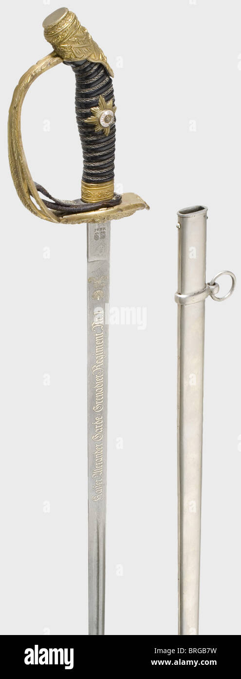 Ein Modell 1889 Schwert für einen Offizier, im preußischen Kaiser Alexander Garde Grenadier Regiment Nr.1, Deluxe Version die obere Hälfte der Damaskus Klinge beidseitig gerillt, das untere Drittel mit vergoldeter Regimentsbezeichnung und einem kyrillischen 'A' unter einer Zarenkrone.die Klinge ist mit Ritter- und Königsköpfen und gestempelt Die Firma 'W.K.& C.'.aufwendige Reliefarbeit auf dem feuervergoldeten Griff,die Sichtfläche der klappbaren Gegenwehr mit offener Arbeit Preußischer Adler.Schwarzer Kunststoffgriff mit Drahtwickel und aufgetragen,emaillierter Schutzstern(beschädigt).Vernickeltes Eisen sc,Zusatz-Rechte-Clearences-nicht verfügbar Stockfoto