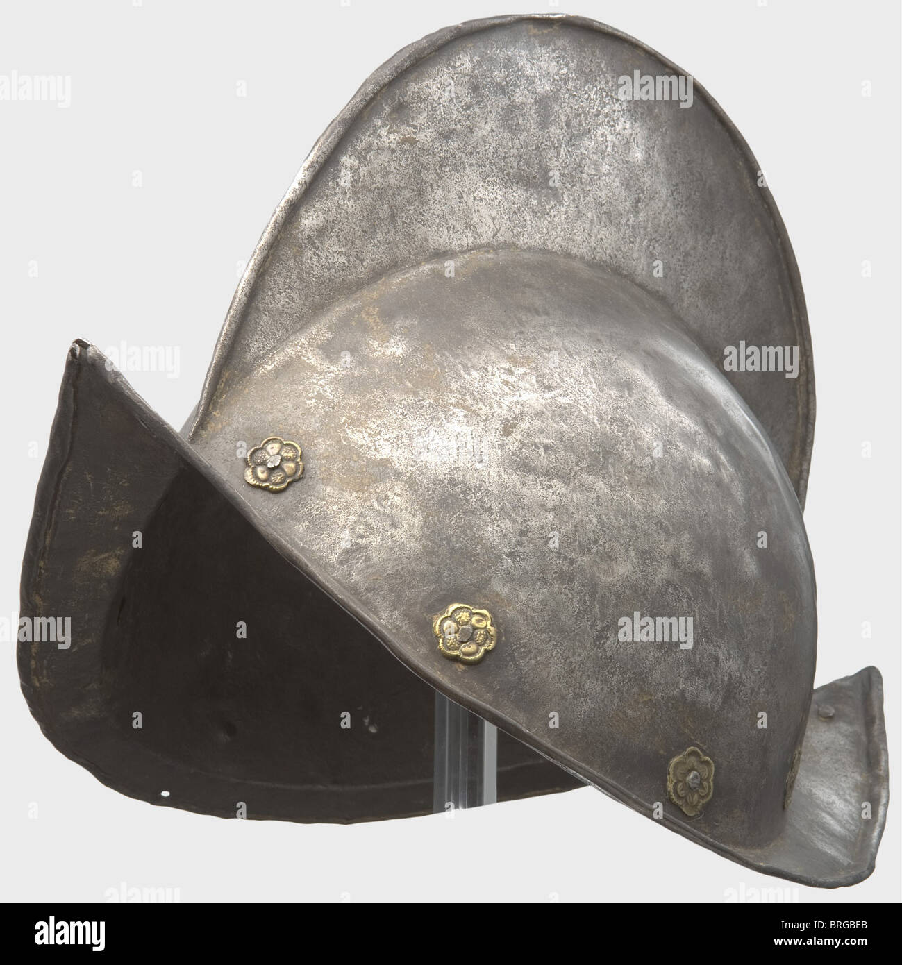 Ein deutscher Morion, ca. 1580 zweiteiliger Eisenkull mit hohem Kamm und umdrehten Unterrandungen. Messingrosetten mit Blumenmuster. Es gibt Löcher an den Seiten der Krempe für die Befestigung. Höhe 25.5 cm.,historisch,historisch,16. Jahrhundert,Waffen,Waffen,Waffen,Waffen,Waffen,Kampfmittel,Objekt,Objekte,Stills,Clipping,Ausschnitte,Ausschneiden,Ausschneiden,Ausschnitte,Utensil,Ausrüstungsgegenstände,Utensilien,Überzug,Rüstung,Rüstung,Rüstung,reaktive Rüstung,Rüstung,Rüstung,Metall,Rüstung,Verteidigungsanzug,Metall,Waffe,Schutz,Helm,Helme,Waffen-Absicherungen,zusätzliche-Rechte-nicht verfügbar Stockfoto