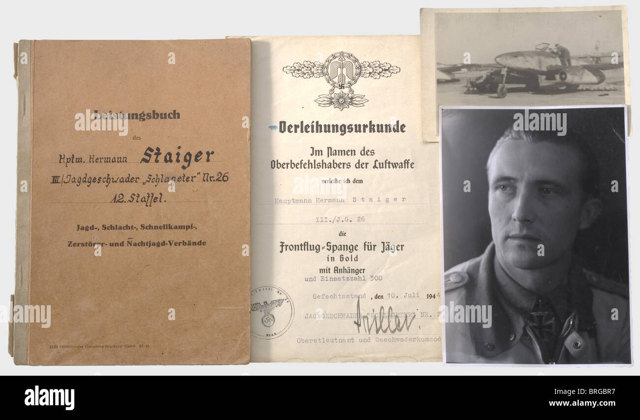 Major Hermann Staiger, am 19. September 1943 bis zum 12./JG 26 "Flieger" ausgestelltes Leistungsbuch für Jagdflieger mit Dokumenten und Fotos. Beginnend mit 26 Carry-overs aus England und Russland wurden die Luftsiege 27 - 54 mit Informationen wie Maschinentyp, Zeit, Ort und Bedingungen aufgelistet, darunter zehn bestätigte Siege (Thunderbolt, Lightning, Fortress II). Preisausschreiben für die Gedenkmedaille vom 1. Oktober 1938 (vom 20. Oktober 1939 mit Tinte von Massow) und für die Squadron Clasp für Kampfflieger in Gold mit Anhänger mit der Nummer "300" (Datum, Stockfoto