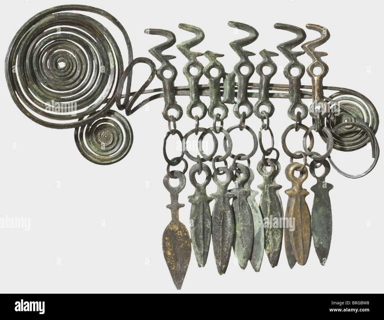Eine mitteleuropäische Hängeschaltte, Bronzezeit, um 1200 v. Chr. EINE große, mehrteilige Bronzestange mit grüner Patina. Drei horizontale Nadeln mit quadratischem Querschnitt, die spiralförmig enden. Ein gebogener Befestigungshaken vor der großen Spirale. Acht miteinander verbundene stilisierte Vogelmotive (zwei unvollständige) mit Rassel-Platten in Form stilisierter Schwerter, die an Ringen hängen. Saubere Ausgrabungsentdeckung. Breite 23 cm., historisch, historisch, antike Welt, antike Welt, antike Zeiten, Objekt, Objekte, Stills, Ausschneiden, Ausschneiden, Ausschneiden, Ausschneiden, Schmuck, Schmuck, Zusatzrechte-Clearences-nicht verfügbar Stockfoto