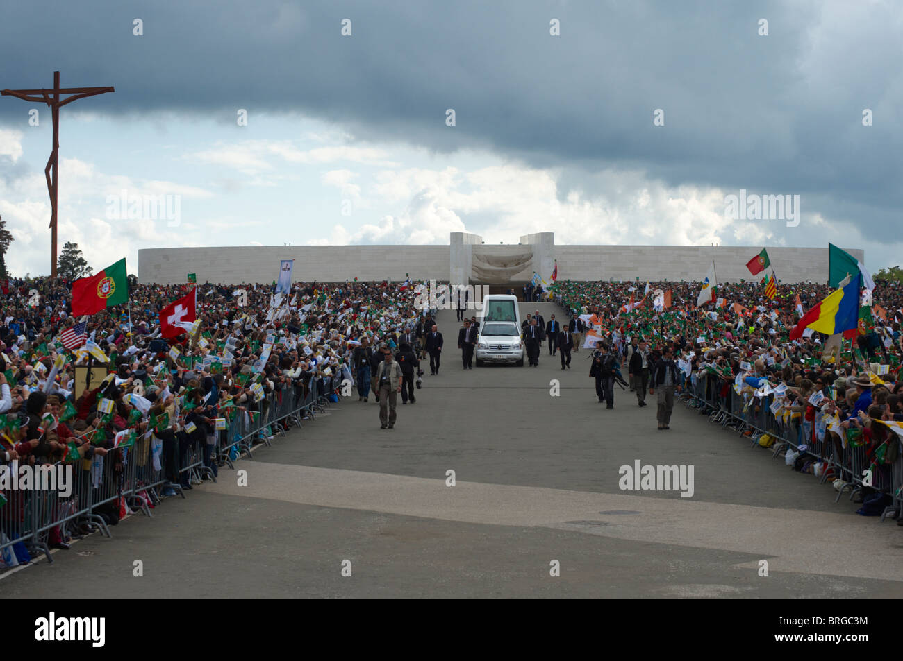 Papst Benedict XVI winkt Pilger aus seinem gepanzerten Fahrzeug am Schrein unserer lieben Frau von Fatima bei seinem Besuch in Portugal Stockfoto