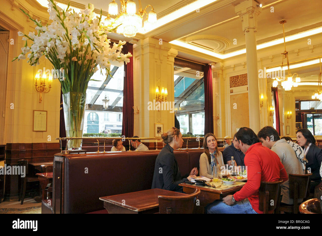 Paris, September 2010 das Innere des Les Deux Magots mit Diners. Café restaurant Brasserie St. Michel Stockfoto