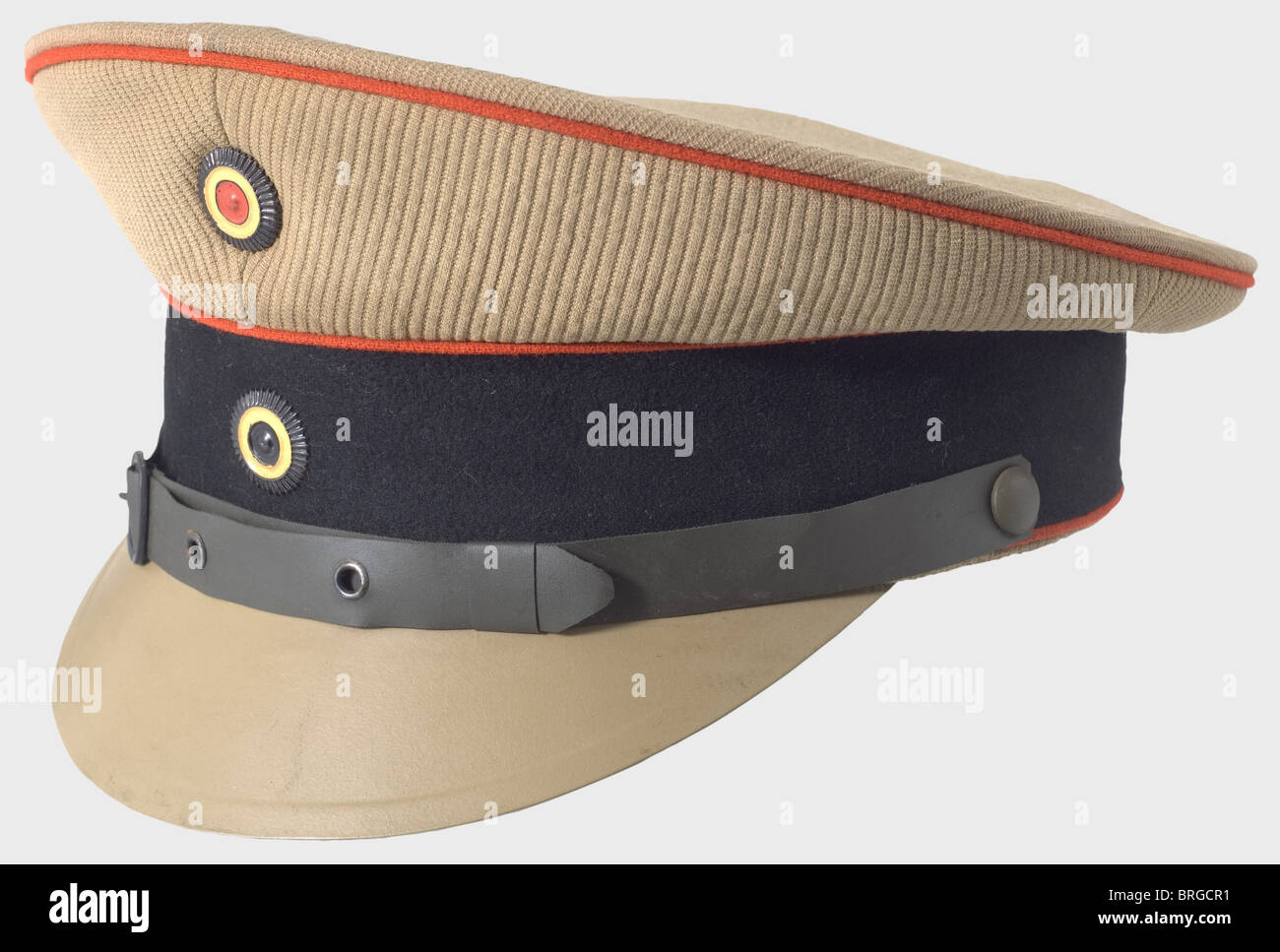 Eine Dienstkappe für Männer, die in die Artillerie oder Technische Einheiten des Deutschen Asiatischen Korps 1916/1918 aufgenommen wurden, mit khakifarbener Twill-Oberseite, schwarzem Stoffdeckenband, leuchtend roter Paspel, angestammten Mannskokaden (Preußen und Kaiserlich). Krempe ist beige oben, grün unten, graue Kunstleder Kinnriemen. Hersteller und Größe (59) Briefmarken auf der Futter.,historisch,historisch,1910er,20. Jahrhundert,erster Weltkrieg / 1. Weltkrieg,Weltkrieg,Weltkriege,Militär,Militaria,Clipping,ausschneiden,ausschneiden,Ausschnitte,Objekt,Objekte,Stills,Uniform,Uniformen,Kleidung,Klumpen,zusätzliche-Rechte-Clearences-nicht verfügbar Stockfoto