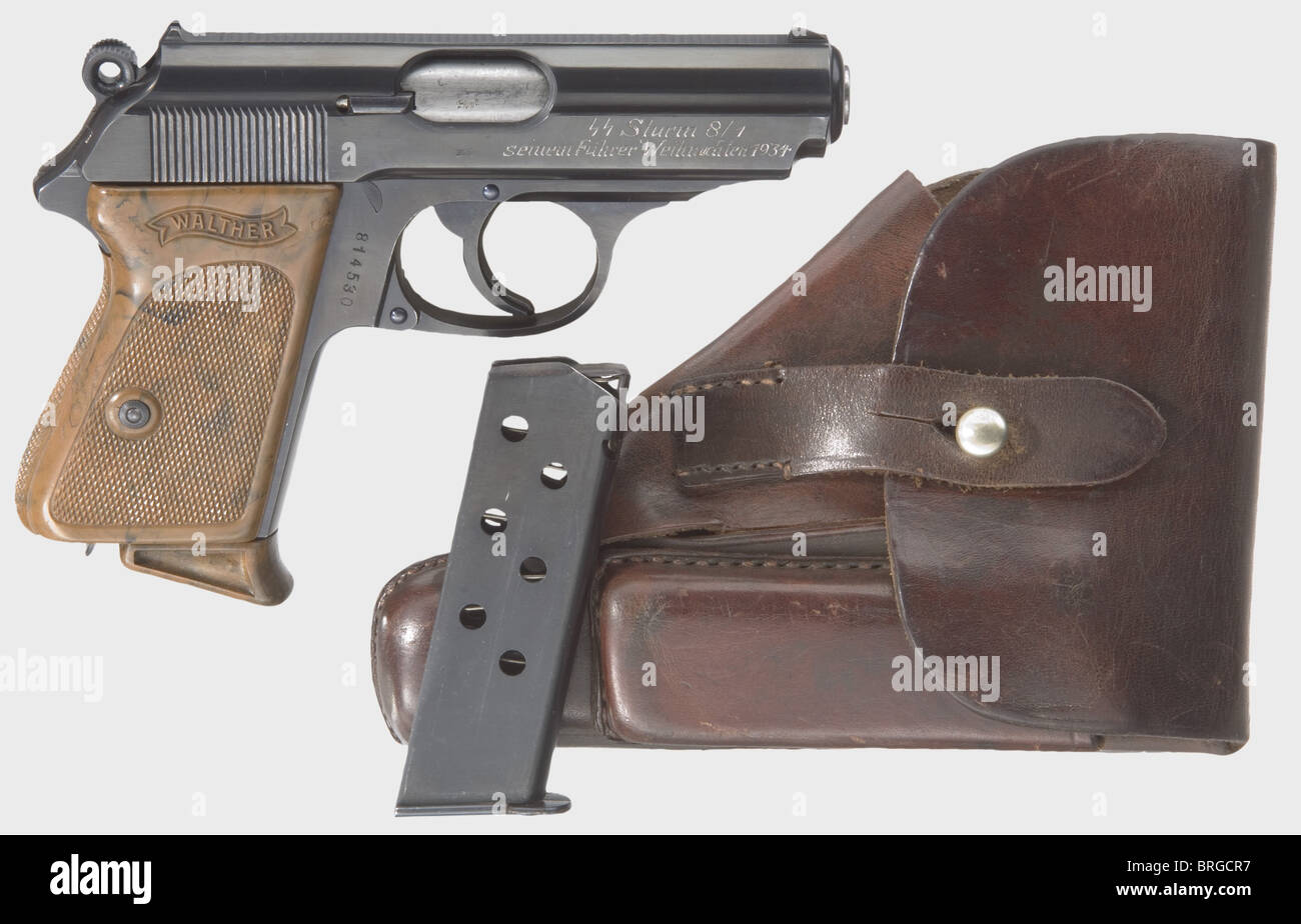 Ein Walther PPK,90ø-Safety,SS-Sturm,Kaliber 7.65 mm,Nr. 814530.Bright Bohrung.produziert im Jahr 1934.Proof-Markierte: Krone/'n'.Links auf Folie Standardbeschriftung,rechts zweizeilige Gravur 'SS Sturm 8/1 - seinem Führer Weihnachten 1934'/für seinen Führer zu Weihnachten 1934(der SS-Sturm 8/1 wurde in München gepostet).komplette original Hochglanzlackierung.Kleinteile gebläut.makellose braun gefleckte Kunststoffgriffscheiben,ebenfalls Magazin mit extension.Comes komplett mit Holster aus kräftig braunem Glattstoff Leder mit rötlichen Nähten, 'Akah' Manufaktur, schwache Tinte stam, Zusatz-Rights-Clearences-nicht lieferbar Stockfoto