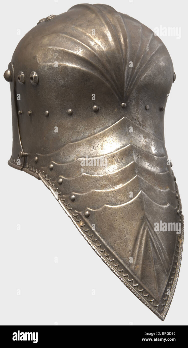 Ein Maximilian Jousting Sallet, deutsch im Stil von 1510 Schädel schön in einem Stück mit flachen gerillten Kamm gebildet.die Rückseite des Kopfes ist gerillt.Lining Löcher mit Paaren von dekorativen Eisen Rosetten.Closable Visier mit Feder-beladenen Haken auf der linken Seite.Augenschlitz mit Flansch.Halsschutz gleiten auf fünf lames.There ist ein Gerollt, durchbrochene dekorative Fries auf dem Rand gesetzt.Höhe 23 cm.Länge 49 cm.Hochwertige Platte Rüstung aus der frühen Zeit der historischen,Repliken,vermutlich aus dem Winkelmayr Shop in Wien.,historisch,historisch,16. Jahrhundert,de,zusätzliche-Rechte-Clearences-nicht verfügbar Stockfoto