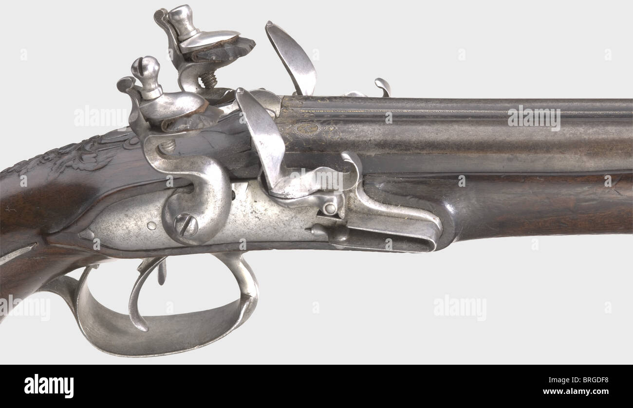 Ein Paar doppelarrelierte Flintlock Pistolen, Frankreich, um 1780. Side-by-Side-Laufkessel mit glatter Bohrung im Kaliber 15 mm mit Lackbreechblocks. Jedes hat eine Messingfrontsichtung auf den Sichtung Wohnungen. Ornamentale Gravur mit Überresten von Gold Inlay auf Fang und Breech zusammen mit gestempelten ovalen Marken mit zwei Palmwedel (St. Etienne?) glatte Flintlocks. Walnussschäfte mit etwas Schnitzerei. Eisenmöbel. Länge von je 35 cm. Historisch, historisch, 18. Jahrhundert, Zivilhandfeuerwaffe, Zivilhandfeuerwaffen, Handfeuerwaffen, Waffen, Waffen, Waffen, zusätzliche-Rechte-Clearences-nicht verfügbar Stockfoto