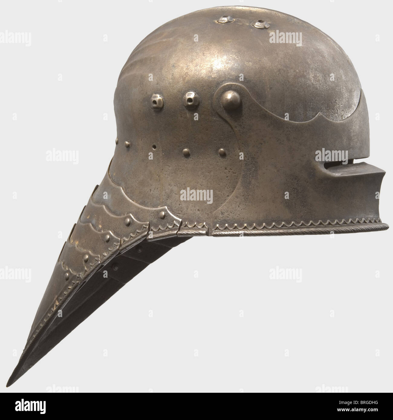 Ein Maximilian Jousting Sallet, deutsch im Stil von 1510 Schädel schön in einem Stück mit flachen gerillten Kamm gebildet.die Rückseite des Kopfes ist gerillt.Lining Löcher mit Paaren von dekorativen Eisen Rosetten.Closable Visier mit Feder-beladenen Haken auf der linken Seite.Augenschlitz mit Flansch.Halsschutz gleiten auf fünf lames.There ist ein Gerollt, durchbrochene dekorative Fries auf dem Rand gesetzt.Höhe 23 cm.Länge 49 cm.Hochwertige Platte Rüstung aus der frühen Zeit der historischen,Repliken,vermutlich aus dem Winkelmayr Shop in Wien.,historisch,historisch,16. Jahrhundert,de,zusätzliche-Rechte-Clearences-nicht verfügbar Stockfoto