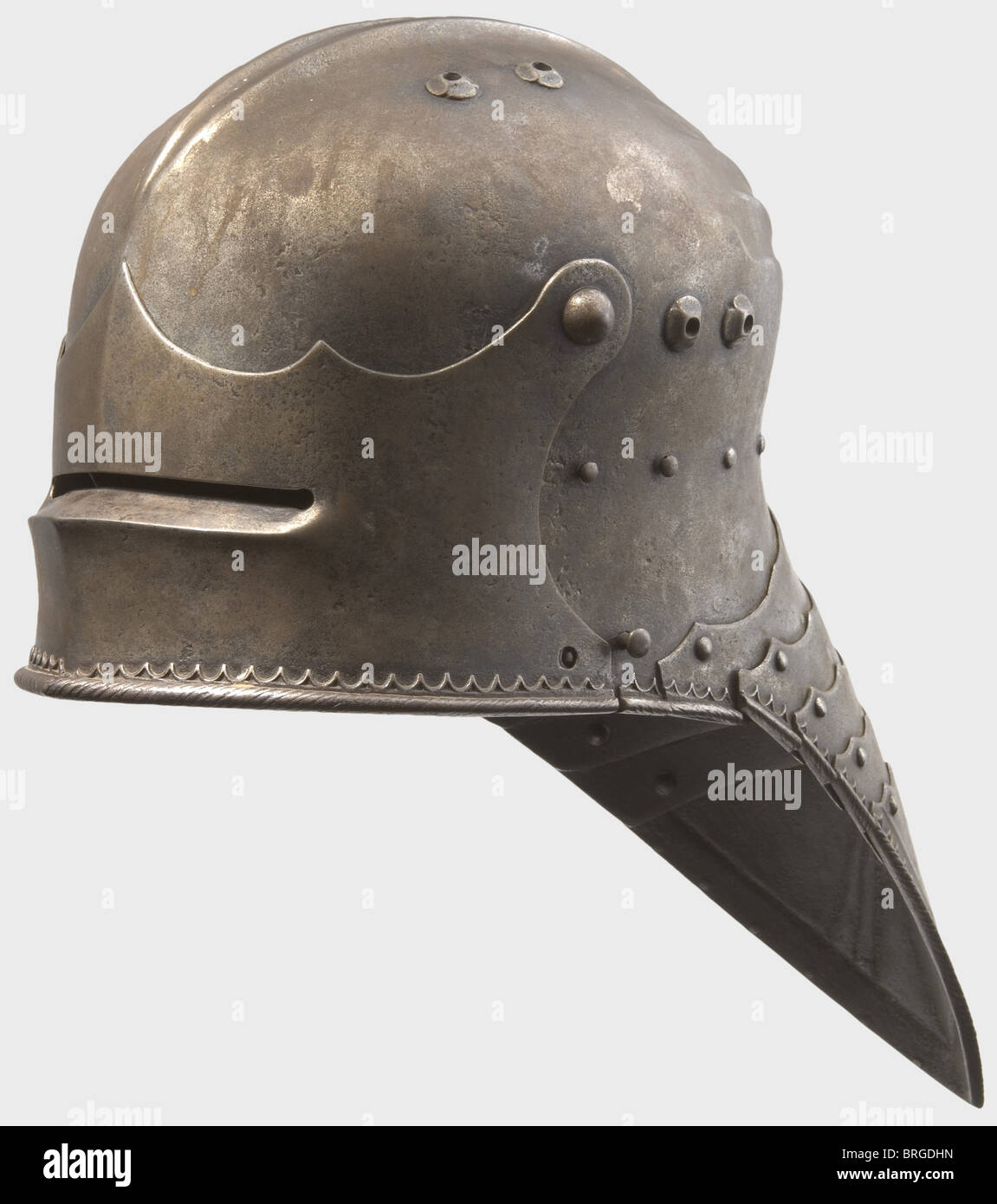 Ein Maximilian Jousting Sallet, deutsch im Stil von 1510 Schädel schön in einem Stück mit flachen gerillten Kamm gebildet.die Rückseite des Kopfes ist gerillt.Lining Löcher mit Paaren von dekorativen Eisen Rosetten.Closable Visier mit Feder-beladenen Haken auf der linken Seite.Augenschlitz mit Flansch.Halsschutz gleiten auf fünf lames.There ist ein Gerollt, durchbrochene dekorative Fries auf dem Rand gesetzt.Höhe 23 cm.Länge 49 cm.Hochwertige Platte Rüstung aus der frühen Zeit der historischen,Repliken,vermutlich aus dem Winkelmayr Shop in Wien.,historisch,historisch,16. Jahrhundert,de,zusätzliche-Rechte-Clearences-nicht verfügbar Stockfoto