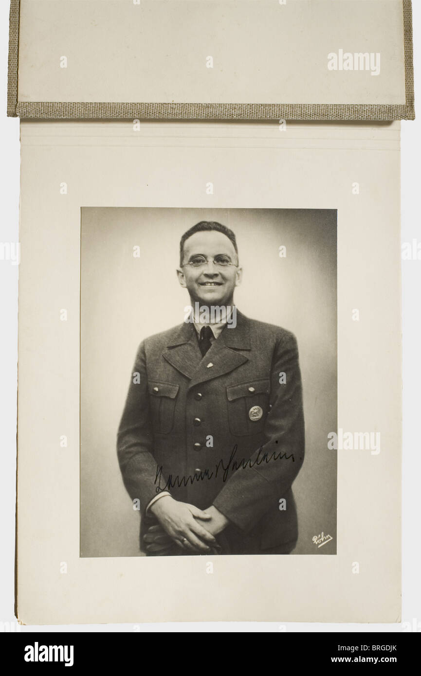 Professor Rudolf Jung (1882 - 1945), eine Widmung Adolf Hitlers fotografiert Großformatige Porträtfotografie in Parteiuniform mit Tuschewidmung am Unterrand 'Herrn Prof. Ing. Rudolf jung - Adolf Hitler - Berlin, den 20. Mai 1939' (An Ingenieurprofessor Rudolf jung - Adolf Hitler - Berlin, 20. Mai 1939) in silbernem Rahmen (925 WTB) mit hellrotem Lederrücklauf und Rahmenstütze. 27 x 21 cm. Das Volk der Trans, 1930er, 20. Jahrhundert, NS, Nationalsozialismus, Nazismus, Drittes Reich, Deutsches Reich, Deutschland, Deutscher, Nationalsozialist, Nazi, NS-Zeit, Faschismus, o, Stockfoto