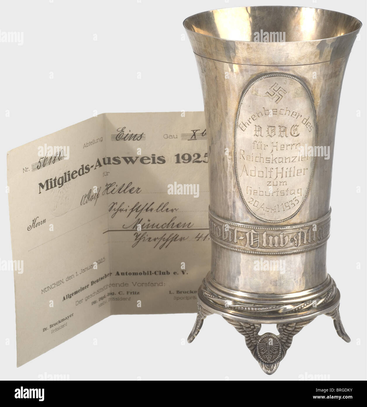 Adolf Hitler, Ausweis 1925, Fahne, Autoklapie und Ehrenpokal 1933 des Deutschen Automobilclubs ADAC ADAC-Mitgliederausweis für(transl.)'Adolf Hitler - Schriftsteller', Mitgliedsnummer '56180'. Farbig bedruckt, teilweise geprägt. ADAC Flagge aus hell bedrucktem Navy-Ammern. Leichte Legierung Plakette mit historischen, historischen, 1930er, 20. Jahrhundert, NS, Nationalsozialismus, Nationalsozialismus, Drittes Reich, Deutsches Reich, Deutschland, Deutsch, Nationalsozialismus, Nazi-Zeit, Faschismus, bildende Kunst, Kunst, Kunstobjekt, Kunstobjekte, kunstvoll, kostbar, Sammlerstück, Collecti, zusätzliche-Rights-Clearences-nicht verfügbar Stockfoto