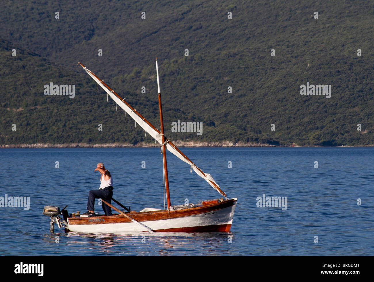 Blaues Boot Fischer alte Mann und das Meer Stockfoto
