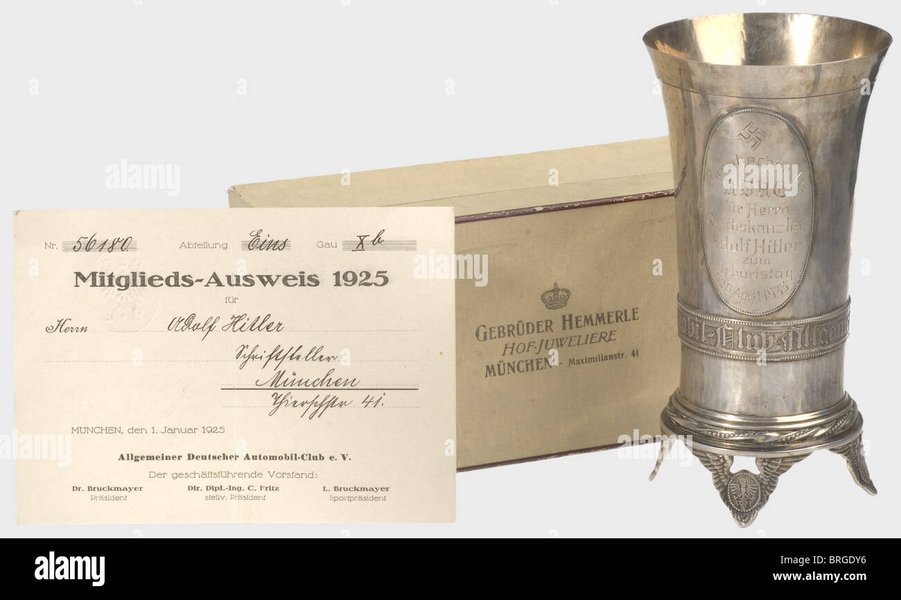 Adolf Hitler, Ausweis 1925, Fahne, Autoklapie und Ehrenpokal 1933 des Deutschen Automobilclubs ADAC ADAC-Mitgliederausweis für(transl.)'Adolf Hitler - Schriftsteller', Mitgliedsnummer '56180'. Farbig bedruckt, teilweise geprägt. ADAC Flagge aus hell bedrucktem Navy-Ammern. Leichte Legierung Plakette mit historischen, historischen, 1930er, 20. Jahrhundert, NS, Nationalsozialismus, Nationalsozialismus, Drittes Reich, Deutsches Reich, Deutschland, Deutsch, Nationalsozialismus, Nazi-Zeit, Faschismus, Schiff, Schiffe, Objekt, Objekte, Stills, Ausschnitt, Ausschnitte, Ausschnitte, zusätzliche-Rechte-Clearences-nicht verfügbar Stockfoto