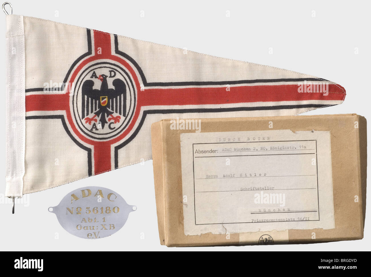 Adolf Hitler, Ausweis 1925, Fahne, Autoklapie und Ehrenpokal 1933 des Deutschen Automobilclubs ADAC ADAC-Mitgliederausweis für(transl.)'Adolf Hitler - Schriftsteller', Mitgliedsnummer '56180'. Farbig bedruckt, teilweise geprägt. ADAC Flagge aus hell bedrucktem Navy-Ammern. Leichte Legierung Plakette mit historischen, historischen, 1920er, 1930er, 20th Jahrhundert, 20th Jahrhundert, NS, Nationalsozialismus, Nationalsozialismus, Drittes Reich, Deutsches Reich, Deutschland, Nationalsozialismus, Nazi-Zeit, Faschismus, Objekt, Objekte, Stills, Ausschneiden, Ausschneiden, Ausschneiden, ute, zusätzliche-Rechte-Clearences-nicht verfügbar Stockfoto