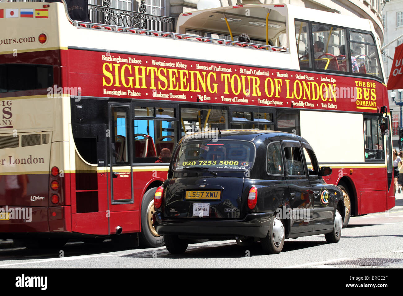 Black London Taxi Cab und touristischen Sightseeing Tour-Bus für den Tourismus, London, England Stockfoto