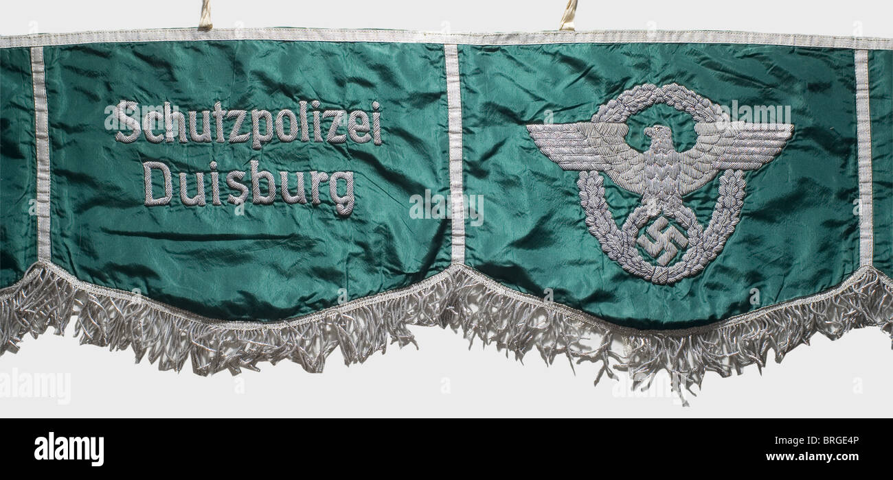 Ein Trommeltuch, der Duisburger Schutzpolizei Grünes Seidentuch mit silbernem Spitzenbesatz und silbernem Rand. Die Felder tragen in aufgehobener Silberspitze abwechselnd Polizeiadler und 'Schutzpolizei Duisburg'. Grünes Stofffutter. Komplett mit Schnürsenkeln und original Lederriemen. In ausgezeichnetem Zustand der Erhaltung und sehr selten., historisch, historisch, 1930er, 1930er, 20th Jahrhundert, Objekt, Objekte, Stills, Ausschneiden, Ausschneiden, Ausschneiden, Ausschnitte, Insignien, Symbole, Symbol, Emblem, Embleme, Flagge, Fahnen, Banner, Banner, zusätzliche-Rechte-Clearenzen-nicht verfügbar Stockfoto