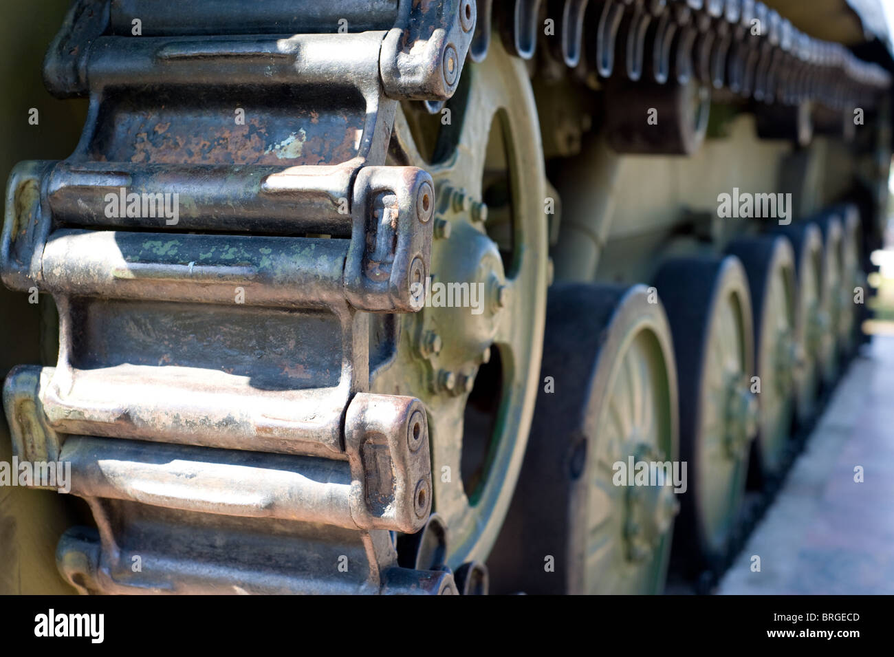 Raupe des russischen Schützenpanzer Fahrzeug, Closeup, erschossen, Räder in Sicht Stockfoto