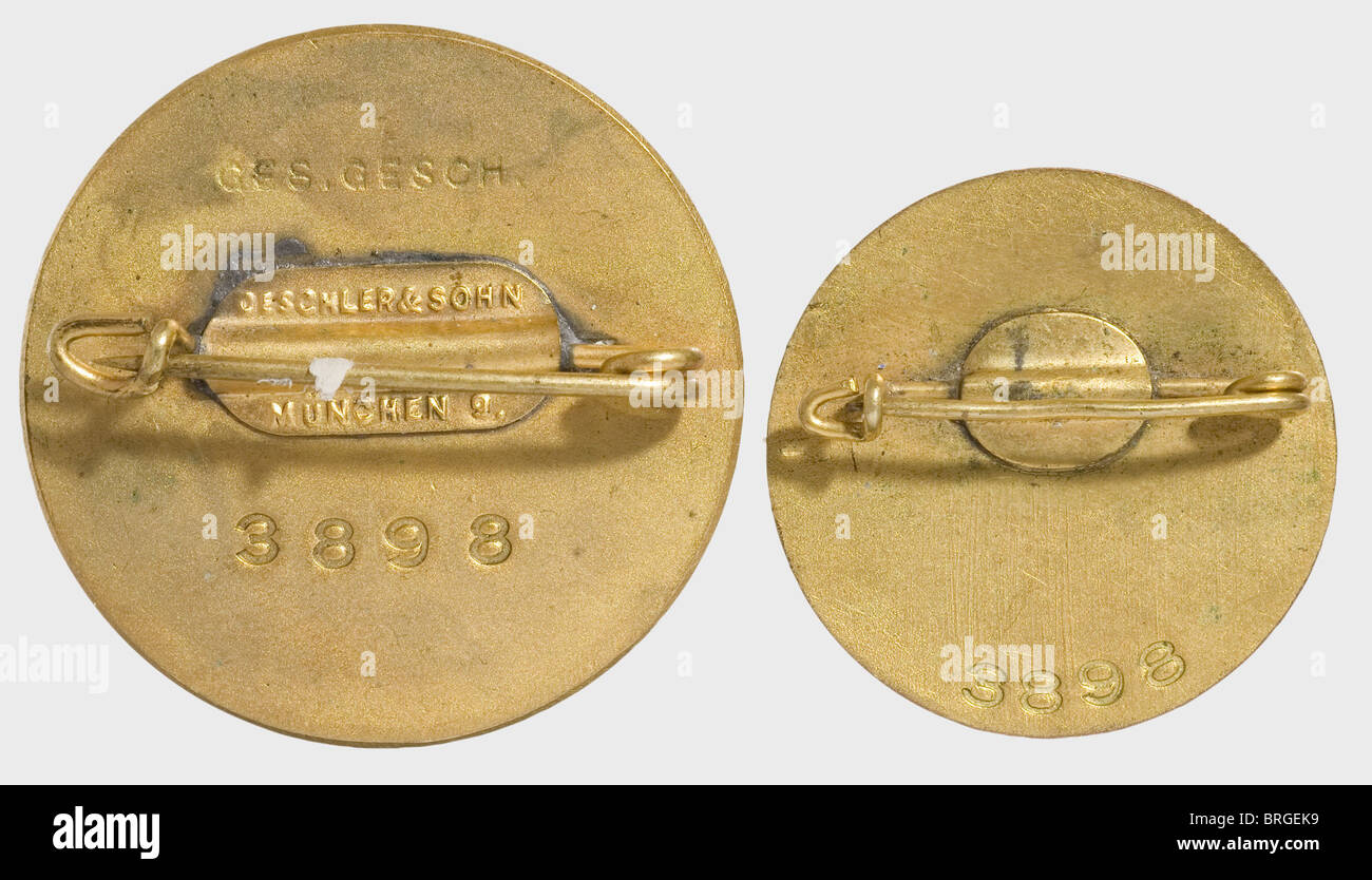Ein Paar Goldene Parteiabzeichen der NSDAP und ein NSDAP Party District Gedenkabzeichen mit Jahr '1923' beide Parteiabzeichen mit der passenden Nummer '3828', das 30 mm Abzeichen ist vergoldet, versilbert und emailliert mit dem Reverse Maker-Zeichen 'Schler & Sohn - München 9','Ges. Gesch' und Prämiennummer. Das 24 mm Abzeichen (Fuess Type) ist emailliert mit komplett vergoldet, die Rückseite mit Prämiennummer. Das NSDAP Party District Gedenkabzeichen in Silber,Kranz mit Patina und lackiert,genietete Applikationen,Reverse Maker's Mark 'Wächtler & lange Mittweida' und '800' Feinheit,Zusatz-Rechte-Clearenzen-nicht verfügbar Stockfoto