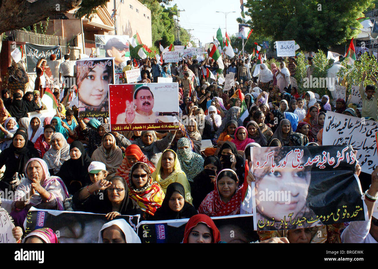 Unterstützer des Muttehda Qaumi Moment (MQM) protestieren für die Freigabe der Dr.Aafia Siddiqui während Kundgebung in Hyderabad Stockfoto