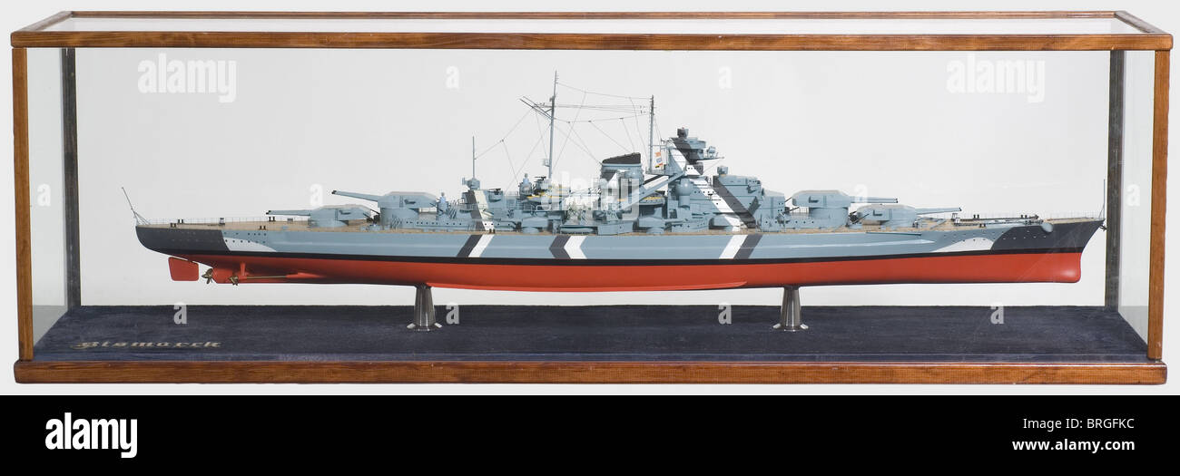Das Schlachtschiff 'Bismarck', ein Modell im Maßstab 1:200 prächtig, detailliert, komplettes Modell aus den ursprünglichen Plänen mit Metall, Kunststoff und Holz. Tarnmalerei. Waffen nicht beweglich. Komplett mit Glasabdeckung. Gesamtlänge 140 cm. Modelllänge 125 cm. Am 14. Februar 1939 gestartet, war es das erste Schiff der Bismarck-Klasse, das nach ihm benannt wurde. In Betrieb genommen am 24. August 1940. Im März 1941 war sie das Flaggschiff von Admiral Lütjens während der Operation "Rheinübung". Am 25. Mai 1941 versenkte sie das Schlachtschiff 'Hood' in der Straße von Dänemark,,Zusatzrechte-Freigaben-nicht verfügbar Stockfoto