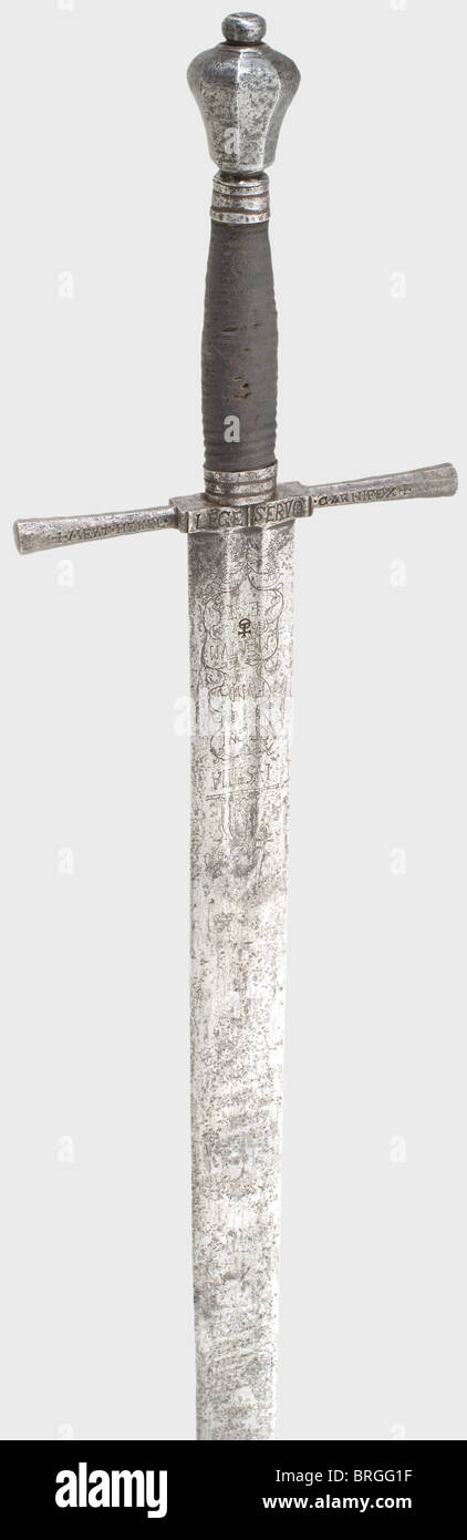 Ein deutsches Henkerschwert, datiert 1692 Schwere, zweischneidige Klinge mit einem Reichsapfel-Zeichen an der Basis und dreifachen Löchern an der Spitze.beide Seiten des oberen Viertels haben Vollzieher und tragen dekorative Radierung von floralen Motiven,Justitia,einer Hinrichtungsszene,und lateinischen Inschriften.Eisenkangeln mit Inschriften auf beiden Seiten.'+MERT*HEKEL*CARNIFEX+ANNO.DOM*1692+ und 'IUSTITIA'(MET SERVO Hekel,Henker Anno Domini 1692 - Ich diene der Gerechtigkeit und dem Gesetz).Birnenförmige, facettierte Eisenknauf mit später Griffabdeckung aus Leder über Kordelaufzug.Eisenteile sind, zusätzliche-Rechte-Clearences-nicht verfügbar Stockfoto