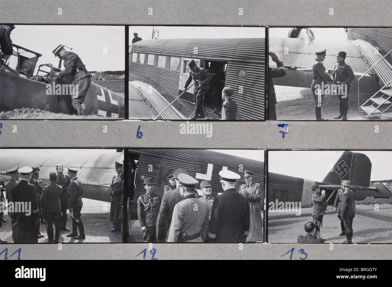 General der Flieger Friedrich Christiansen(1879 - 1972),drei Alben mit ca. 7000 Fotografien unveröffentlichte Privatfotos im Kleinbildformat,40 x 25 mm aus seiner Zeit als Wehrmachtskommandant in den Niederlanden. Nicht in chronologischer Reihenfolge. Die Alben haben später Ringordner, (einige lose). Darunter sind Fotos von Besuchen von Hermann Göring, Albert Speer und Generälen aller Branchen, wie z.B. Demmelhuber, Galland, Milch, Udet, Sperrle, Wolfram von Richthofen, sowie von Ritterkreuz-, NSFK- und NSKK-Führern, Diplomaten, etc. Inspecti,Additional-Rights-Clearences-Not Available Stockfoto